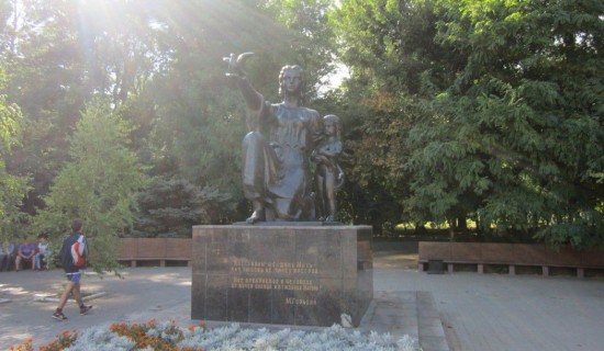 скульптура Мать и дитя